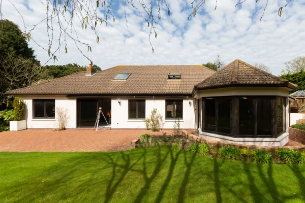 Modern bungalow with garden and sunroom